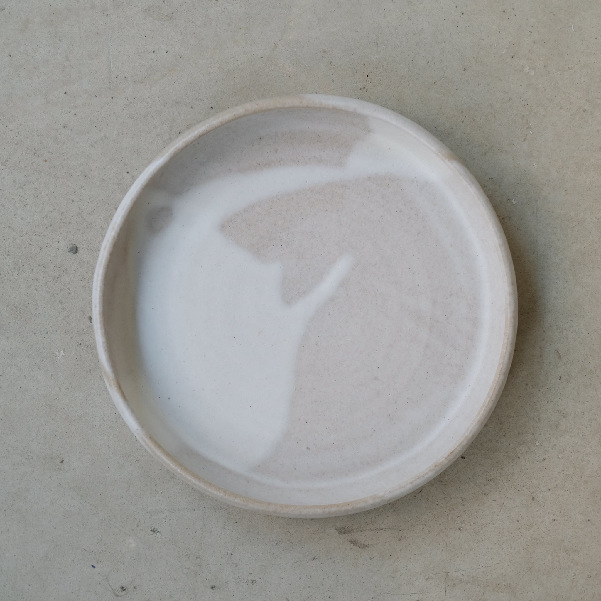 Assiette à rebord en grès blanc par Nolwenn Baillet chez Brutal 