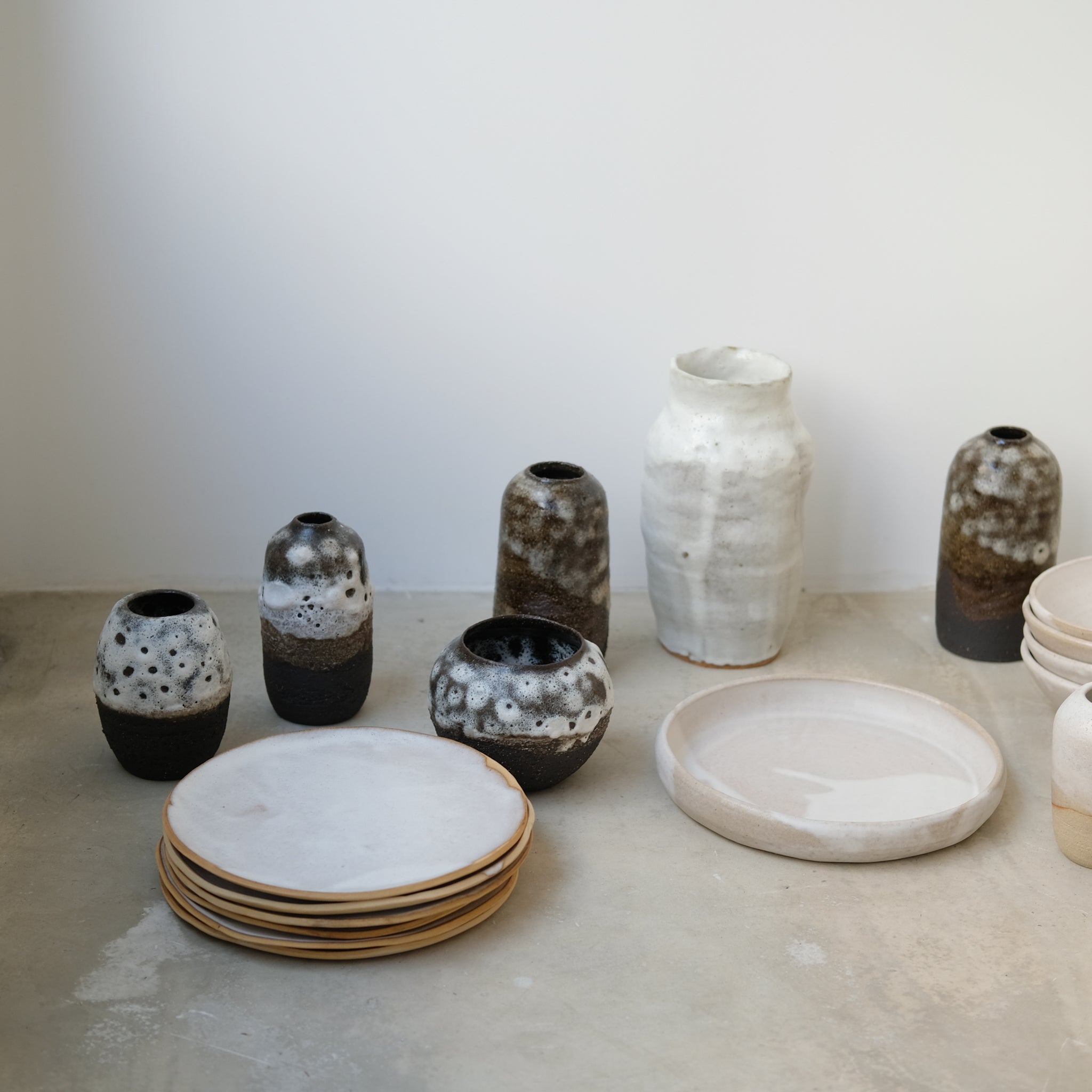 Vase boule en grès noir H 10cm par Nolwenn Baillet chez Brutal 