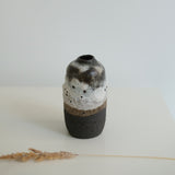 Vase en grès noir H 15,5cm par Nolwenn Baillet chez Brutal 