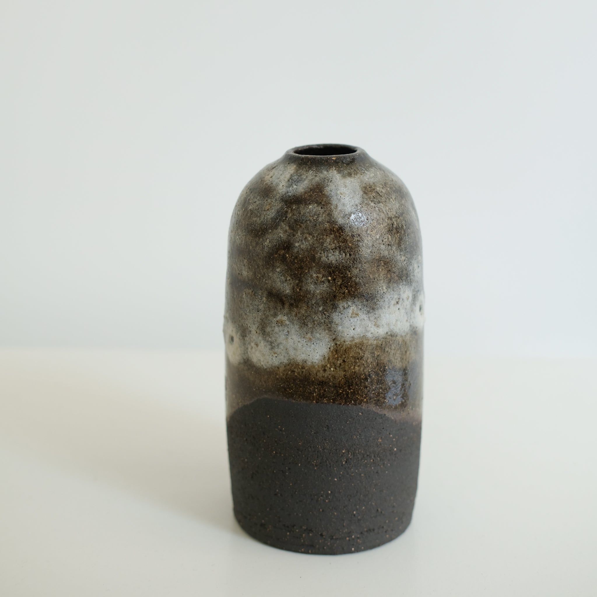Vase en grès noir H 20cm par Nolwenn Baillet chez Brutal 