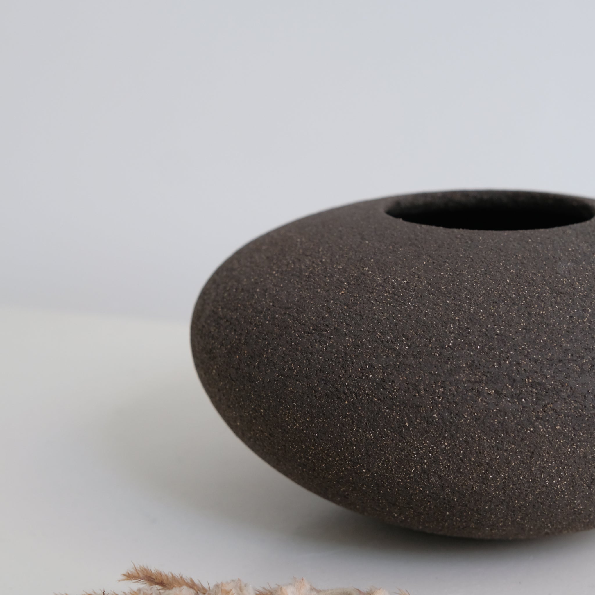 Vase boule en grès noir par Pauline Boisaubert chez Brutal Ceramics