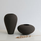 Vase boule en grès noir par Pauline Boisaubert chez Brutal Ceramics