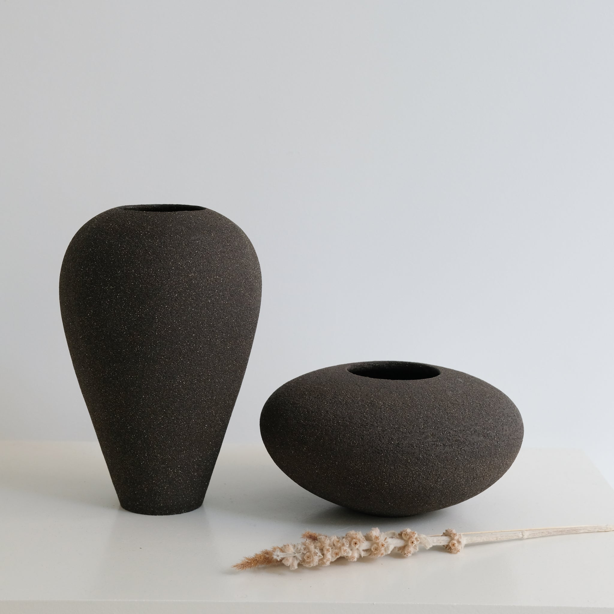 Vase en grès noir par Pauline Boisaubert chez Brutal Ceramics