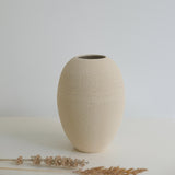 Vase en grès blanc par Pauline Boisaubert chez Brutal Ceramics