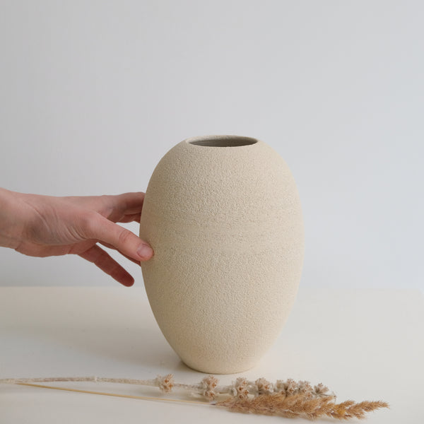 Vase en grès blanc par Pauline Boisaubert chez Brutal Ceramics