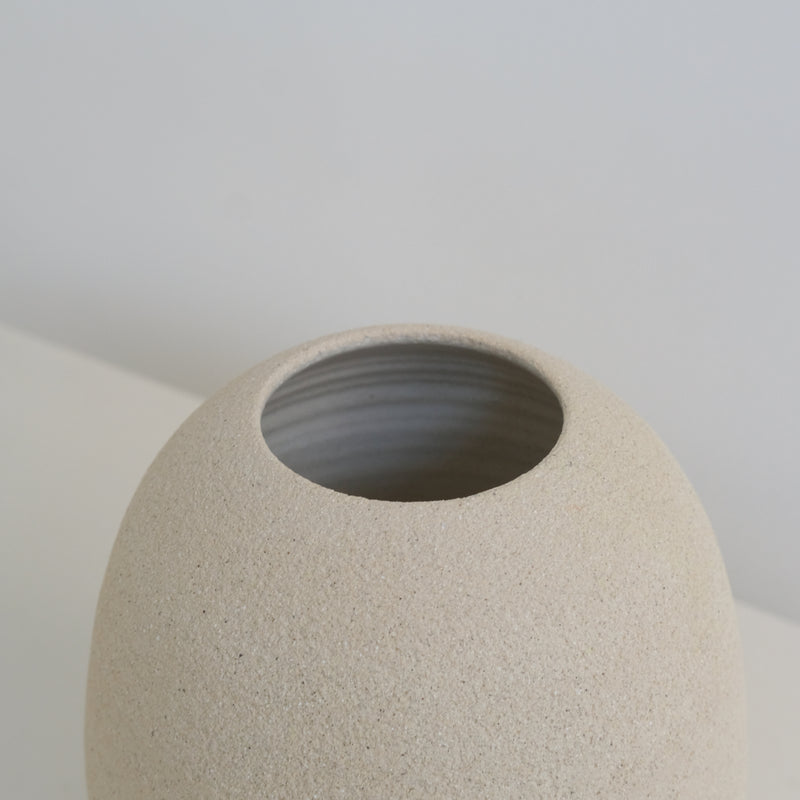 Vase en grès blanc par Pauline Boisaubert chez Brutal Ceramics