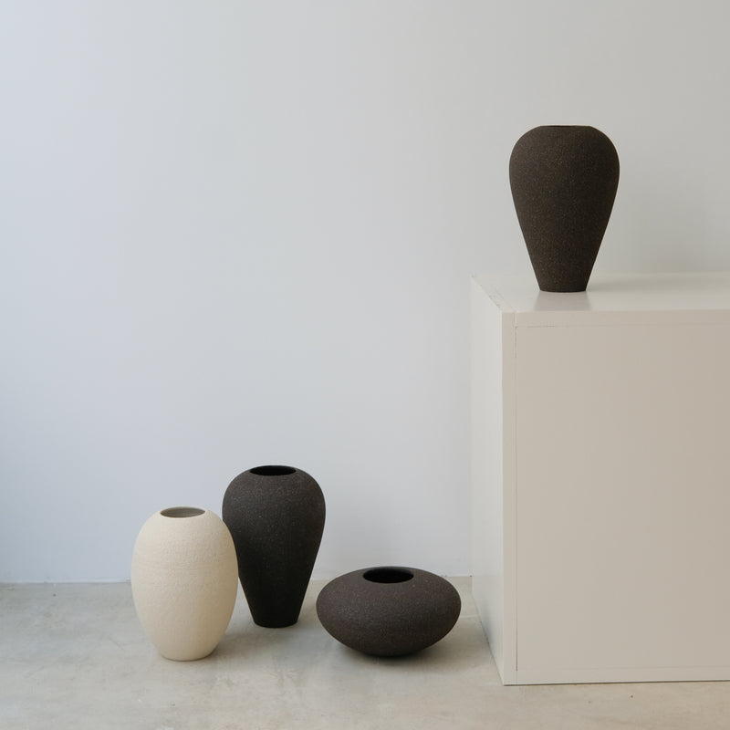 Vase en grès blanc par Pauline Boisaubert chez Brutal Ceramics