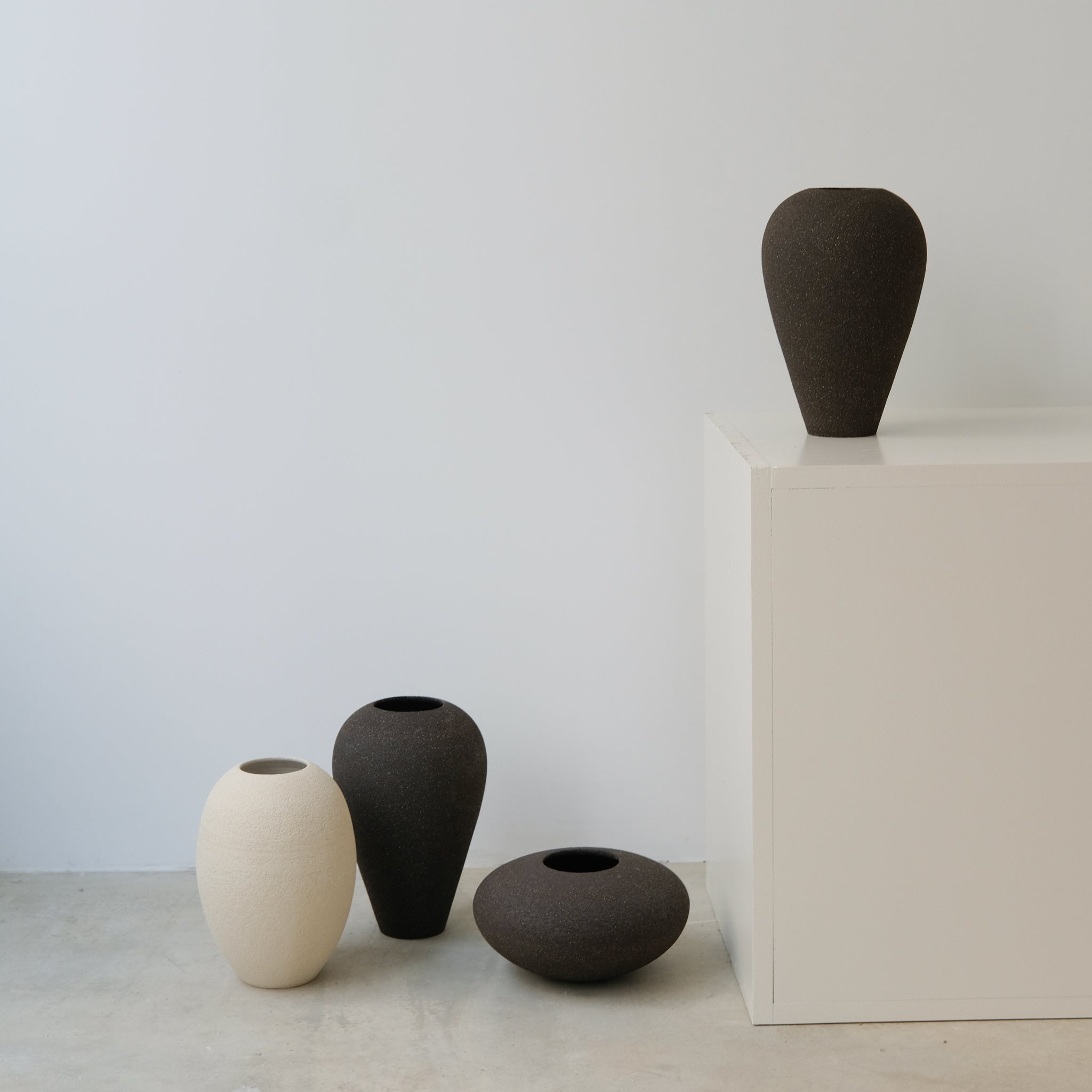 Vase en grès noir par Pauline Boisaubert chez Brutal Ceramics