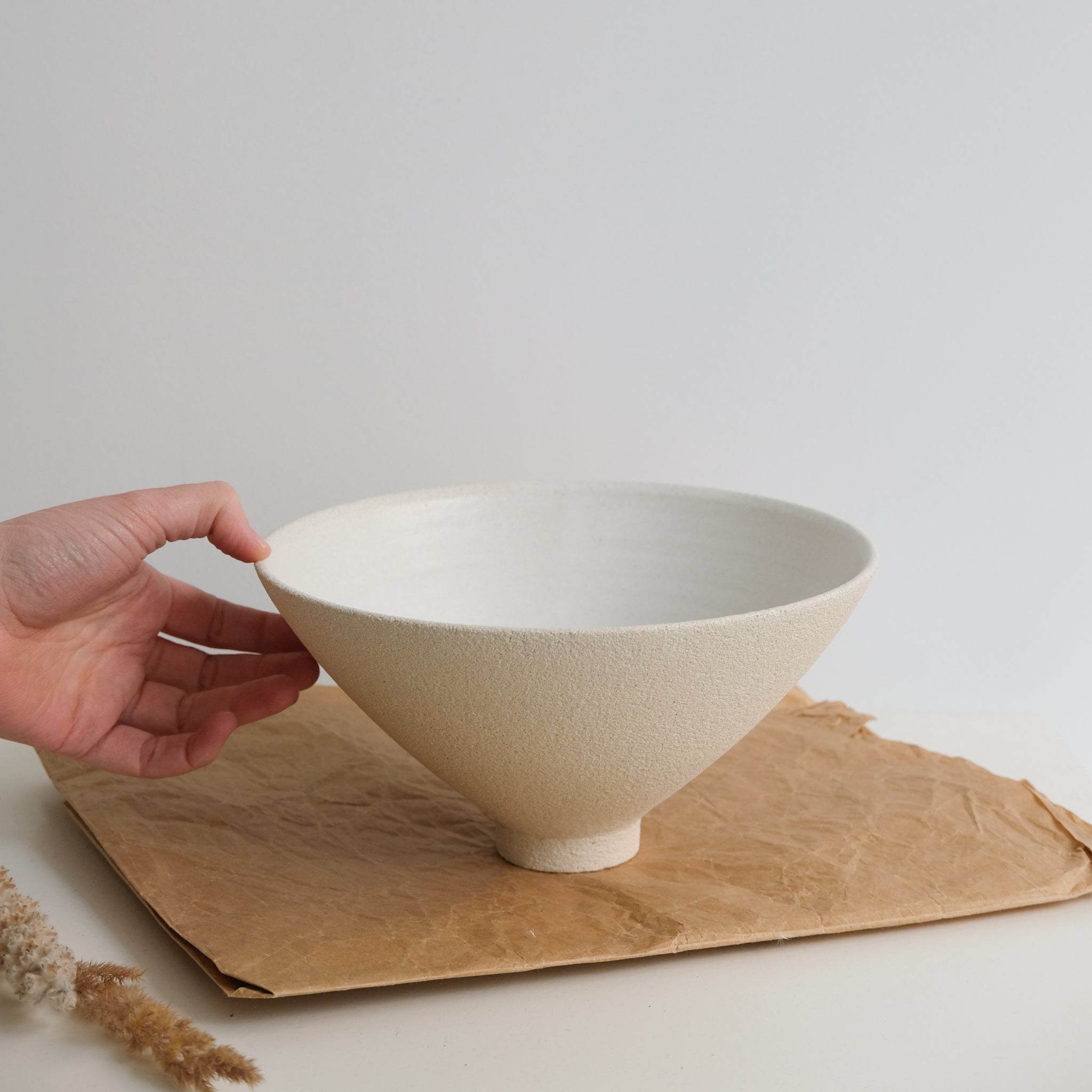 Coupe en grès par Pauline Boisaubert chez Brutal Ceramics