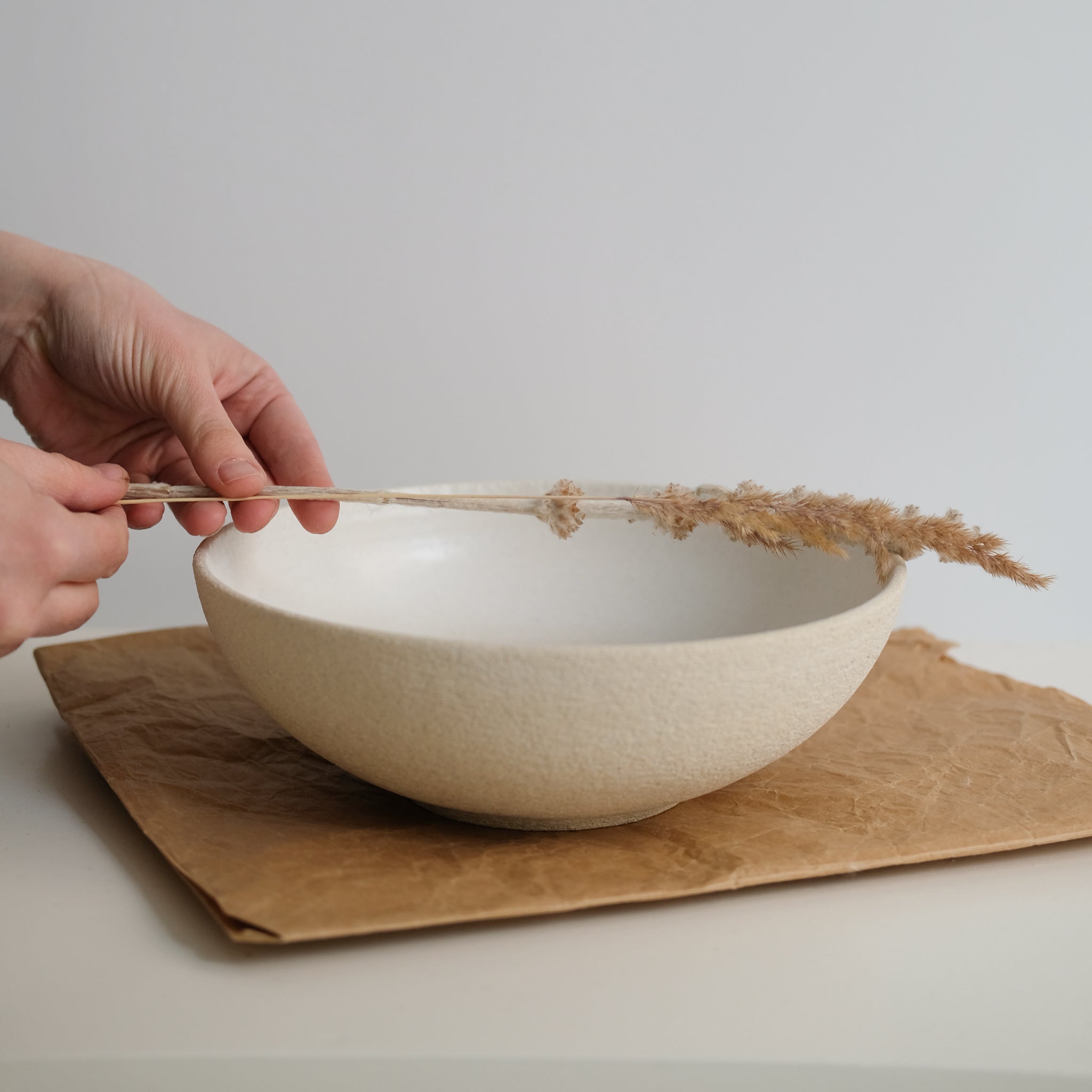 Saladier en grès par Pauline Boisaubert chez Brutal Ceramics