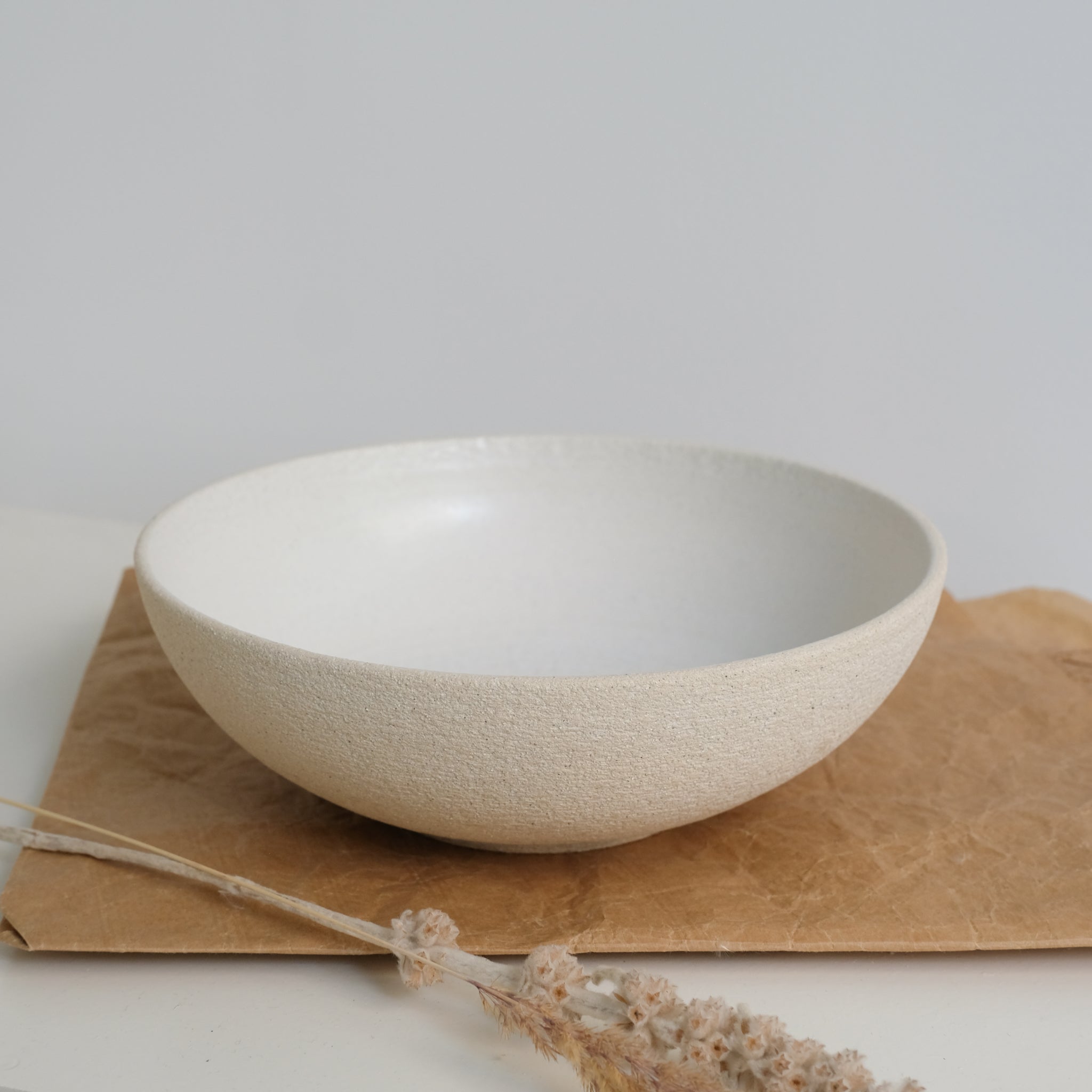 Saladier en grès par Pauline Boisaubert chez Brutal Ceramics