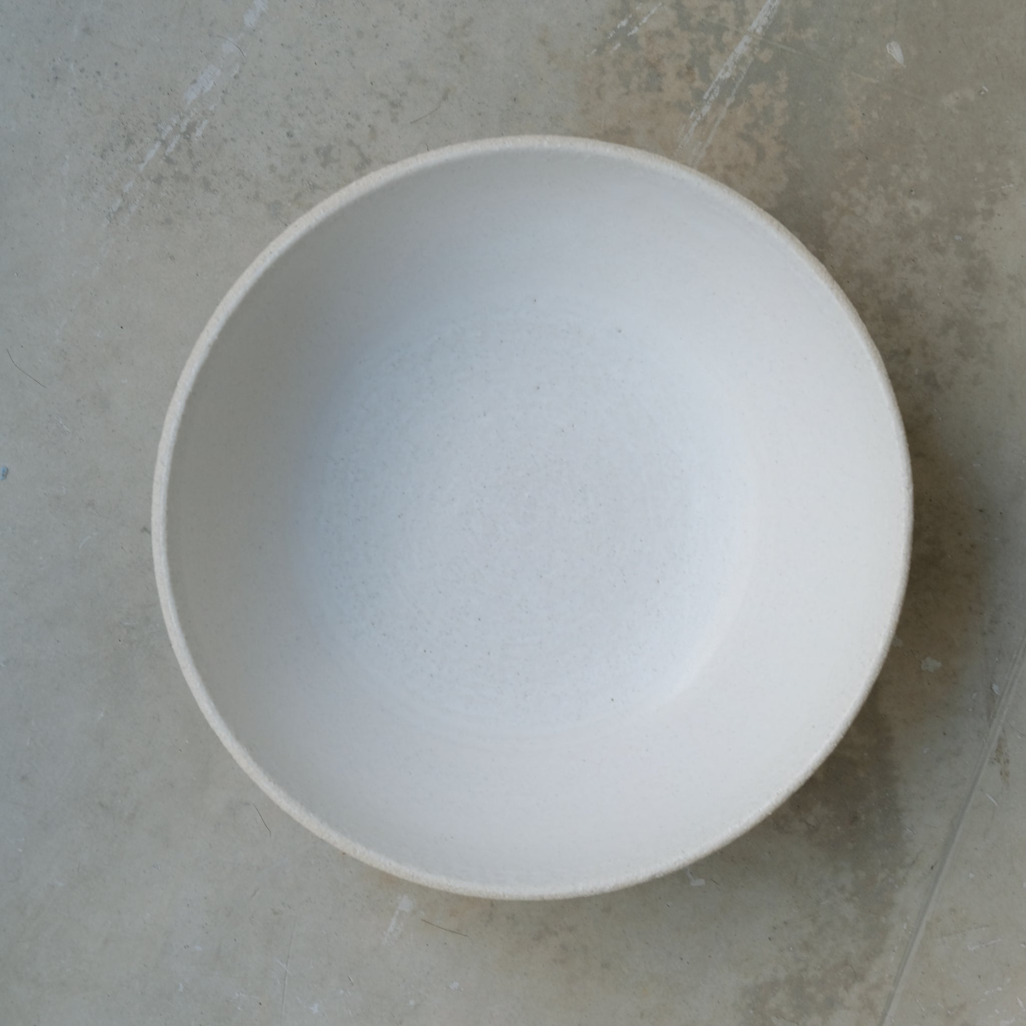 Saladier en grès par Pauline Boisaubert chez Brutal Ceramics