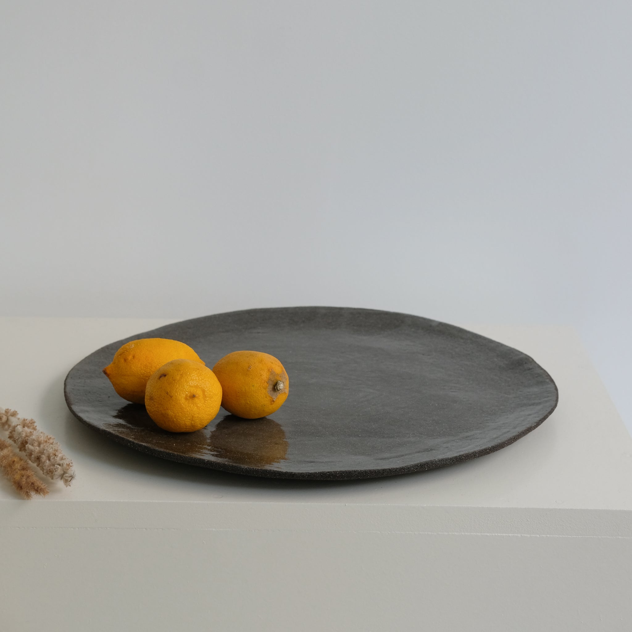 Grand plat en grès par Pauline Boisaubert chez Brutal Ceramics