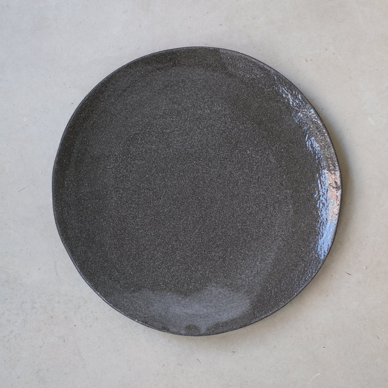 Grand plat en grès par Pauline Boisaubert chez Brutal Ceramics