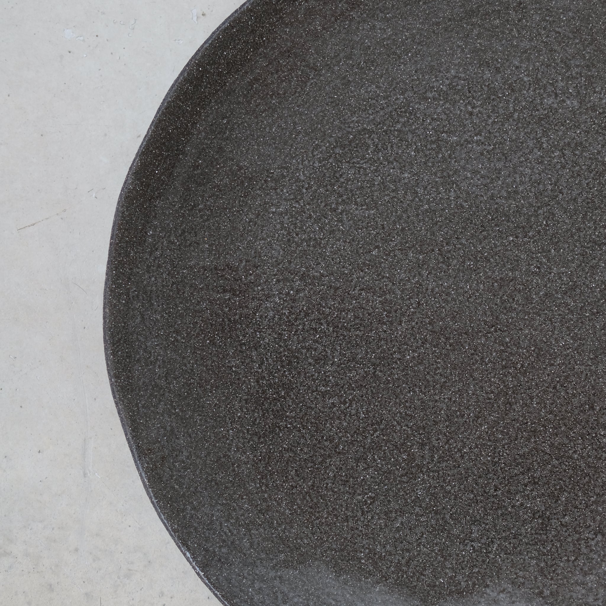 Grand plat en grès par Pauline Boisaubert chez Brutal Ceramics