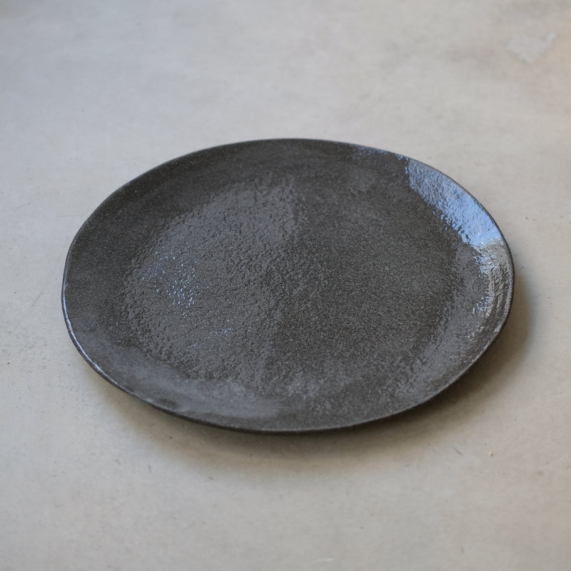 Grand plat en grès par Pauline Boisaubert chez Brutal Ceramics