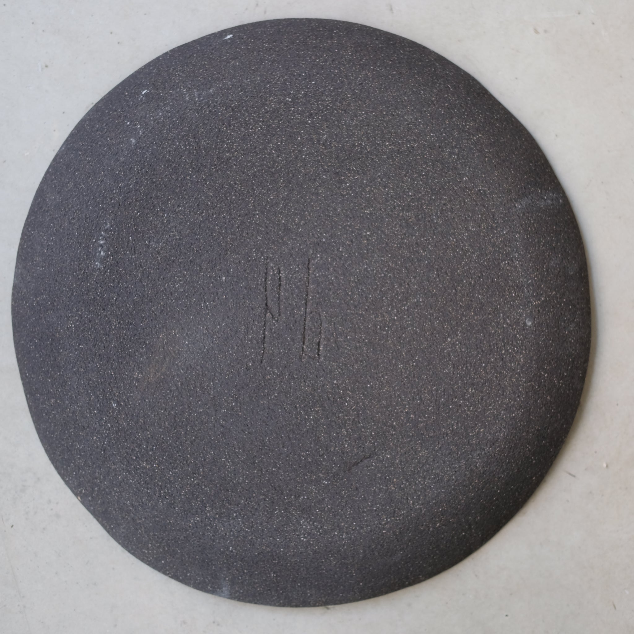 Grand plat en grès par Pauline Boisaubert chez Brutal Ceramics