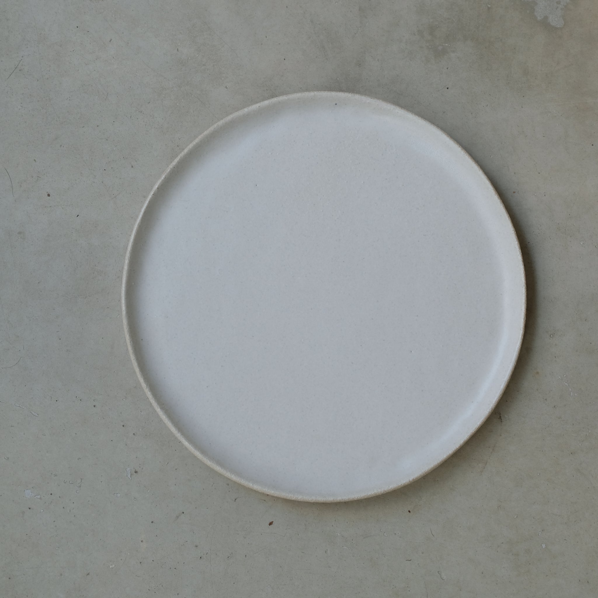 Assiette en grès par Pauline Boisaubert chez Brutal Ceramics