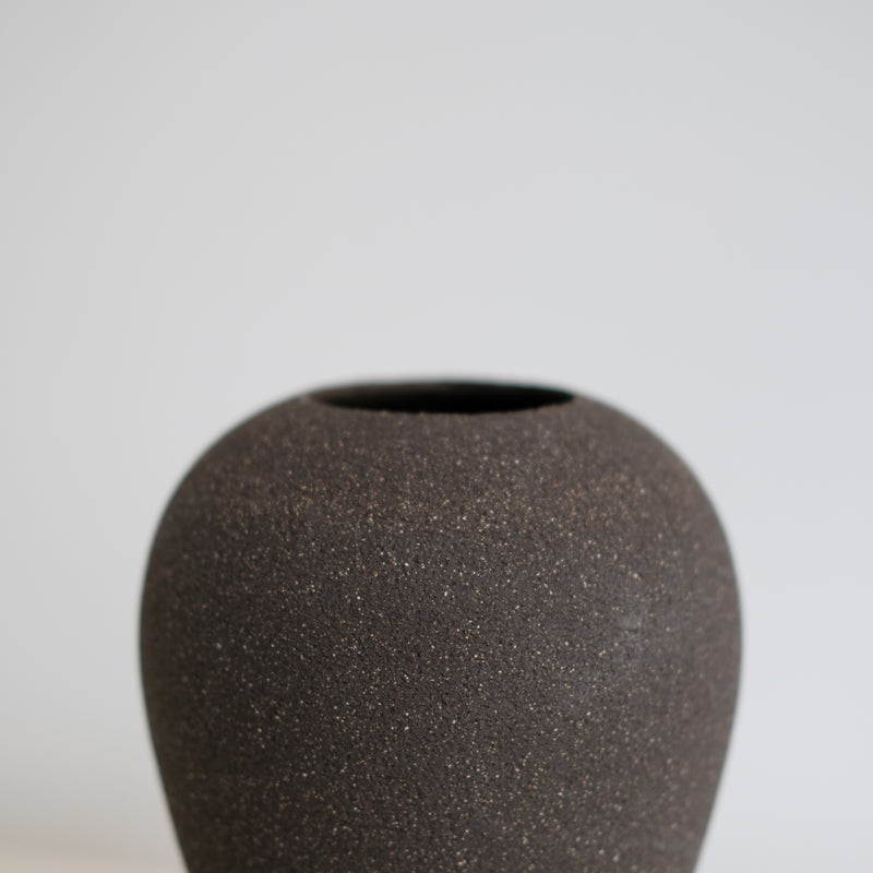 Vase en grès noir par Pauline Boisaubert chez Brutal Ceramics