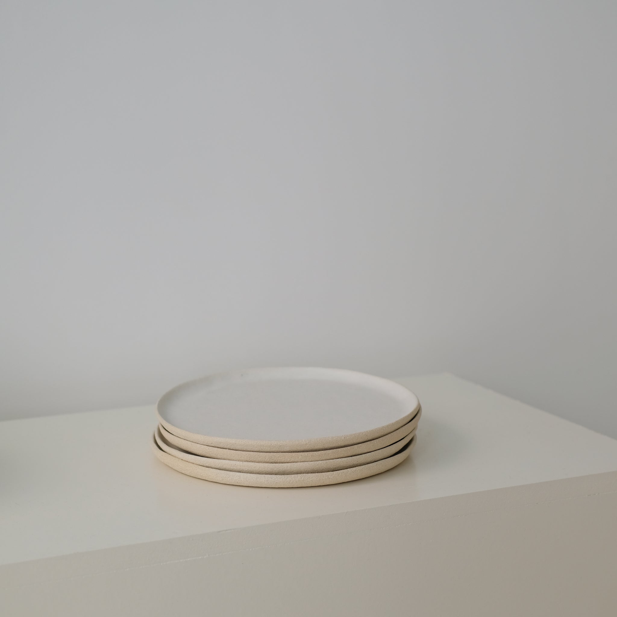 Assiette en grès par Pauline Boisaubert chez Brutal Ceramics