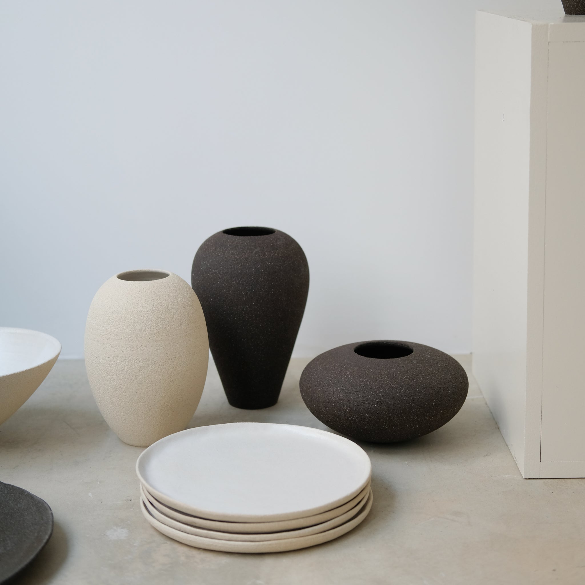 Assiette en grès par Pauline Boisaubert chez Brutal Ceramics