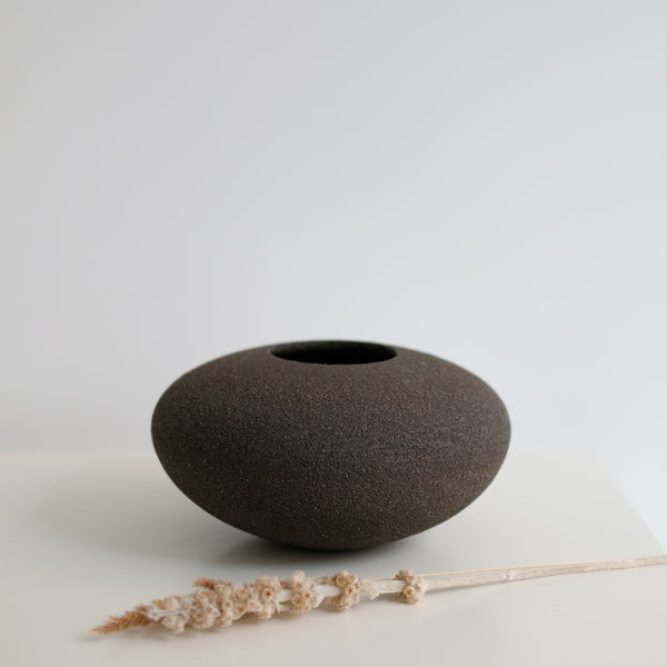 Vase boule en grès noir par Pauline Boisaubert chez Brutal Ceramics