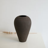 Vase en grès noir par Pauline Boisaubert chez Brutal Ceramics
