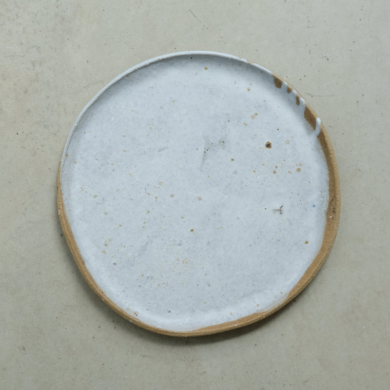 Assiette en terre glanée par la céramiste Potry chez Brutal Ceramics