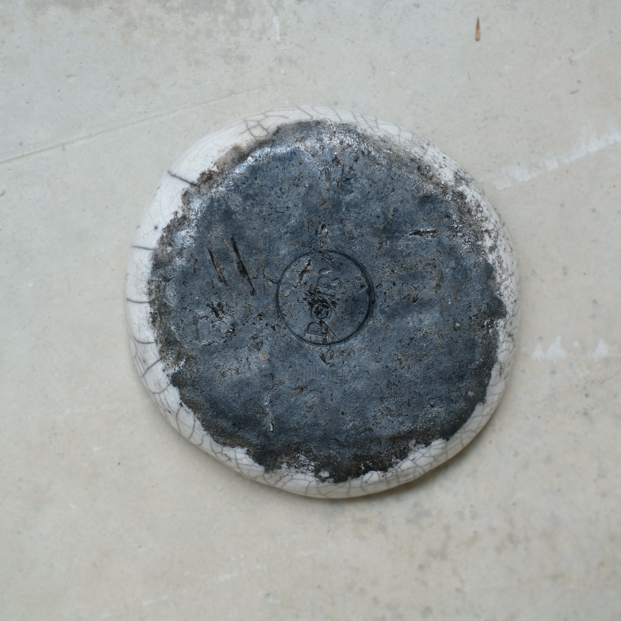 Assiette Raku en grès par la céramiste Potry chez Brutal