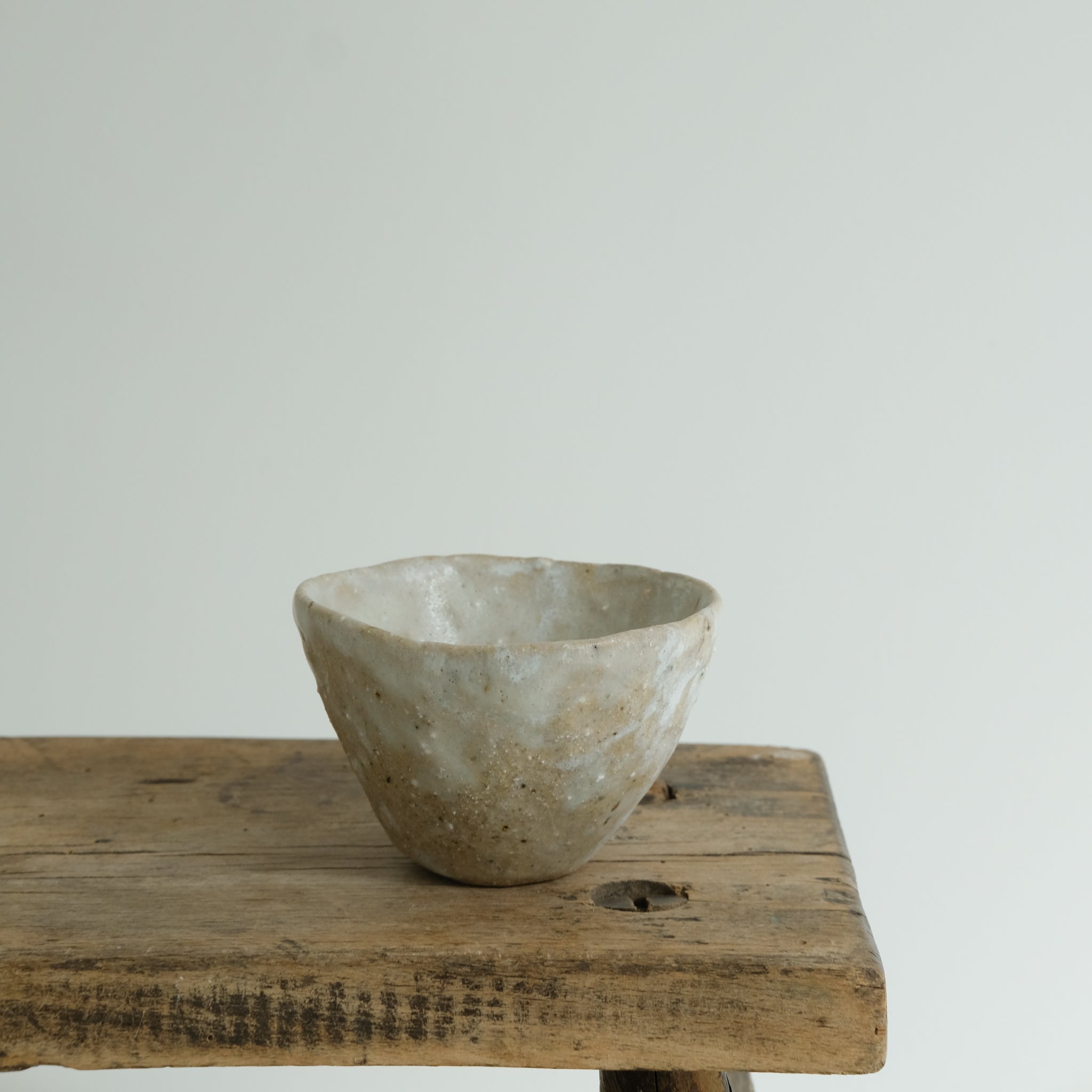 Tasse en terre glanée par la céramiste Potry chez Brutal Ceramics