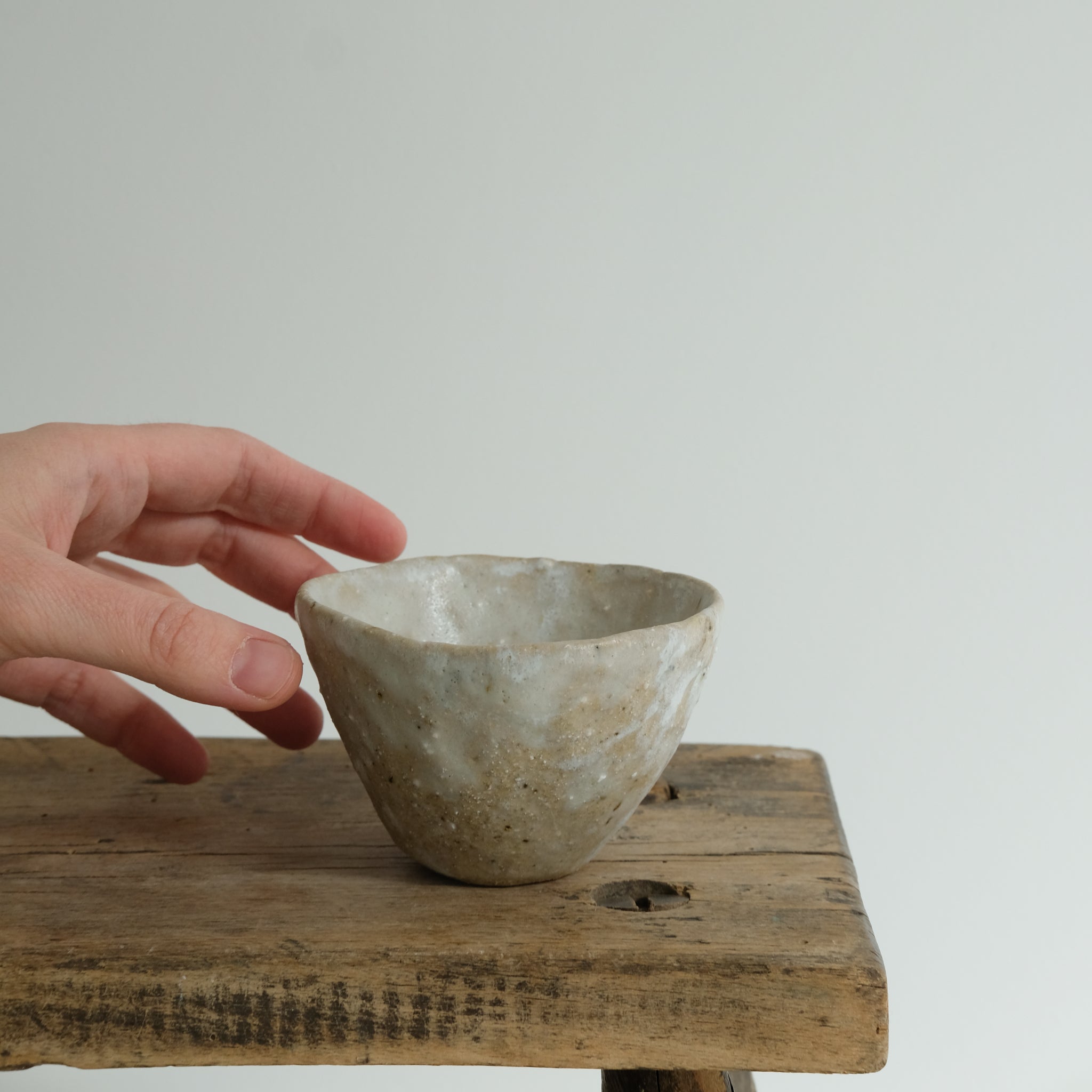Tasse en terre glanée par la céramiste Potry chez Brutal Ceramics