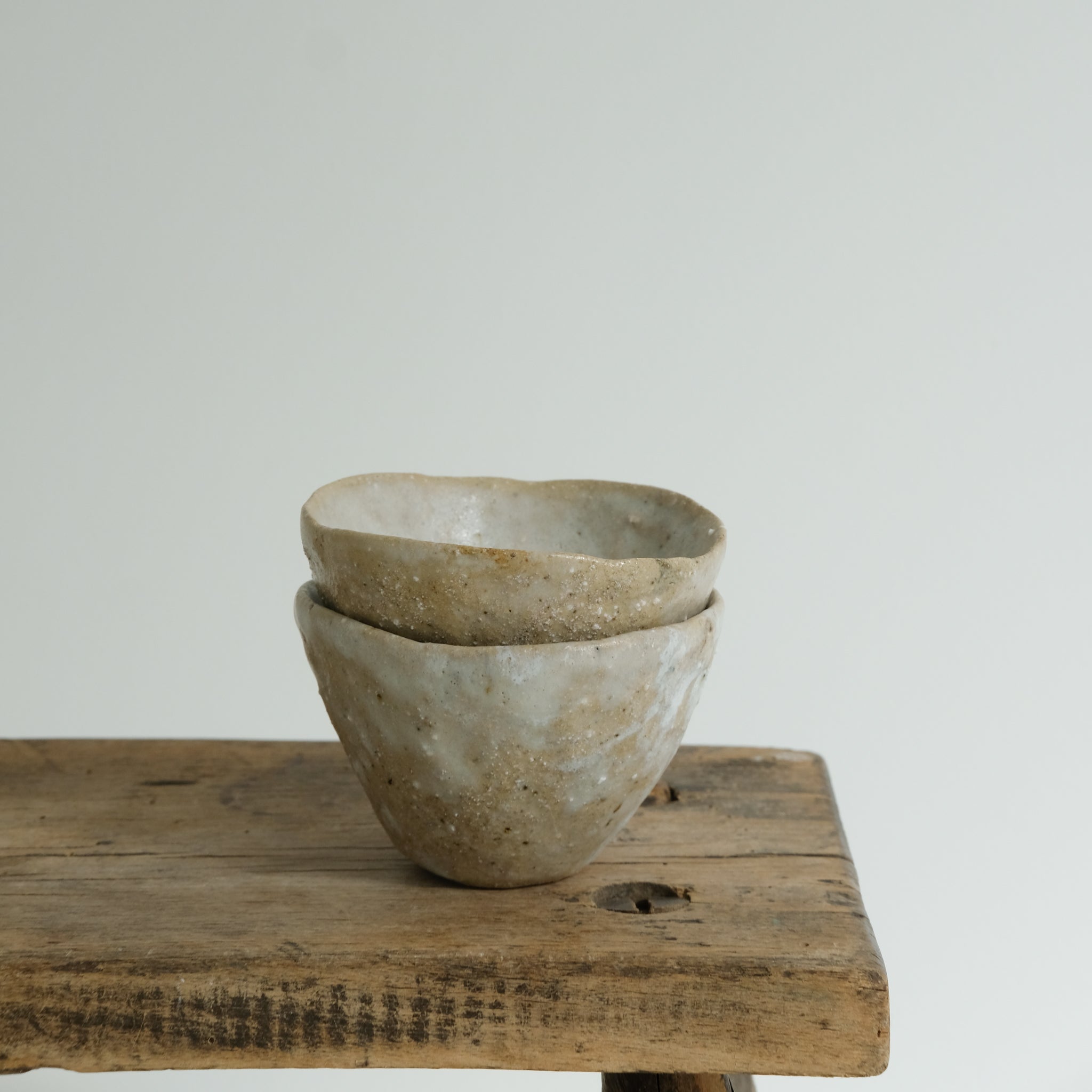 Tasse en terre glanée par la céramiste Potry chez Brutal Ceramics