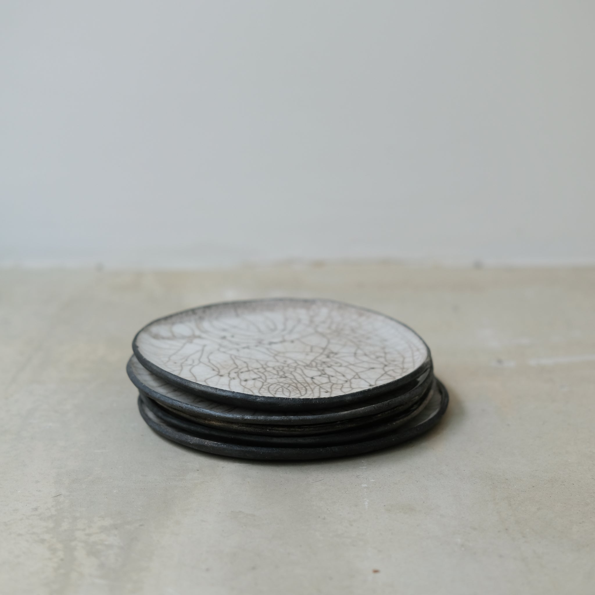 Assiette D17cm  Raku en grès par la céramiste Potry chez Brutal 