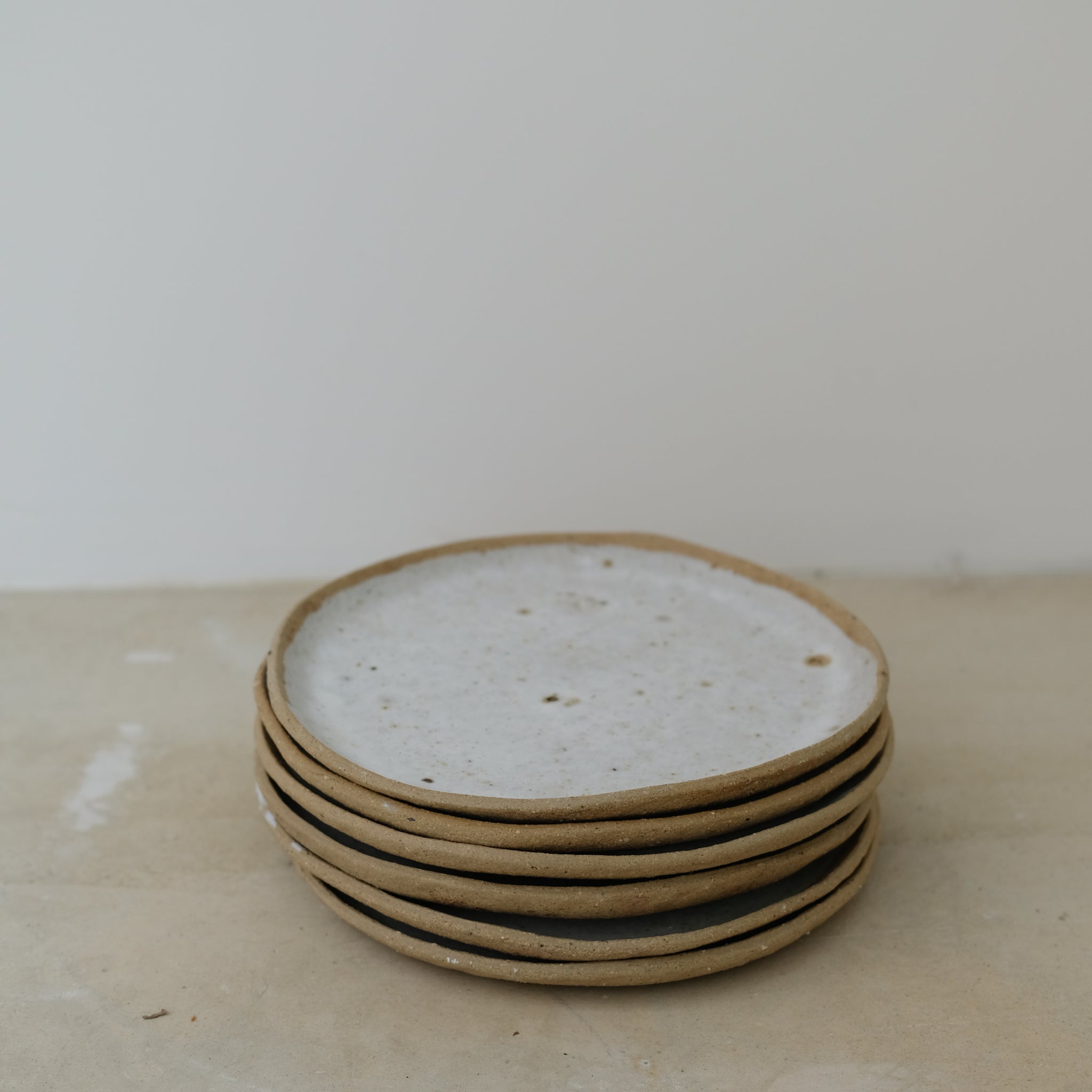 Assiette en terre glanée par la céramiste Potry chez Brutal Ceramics