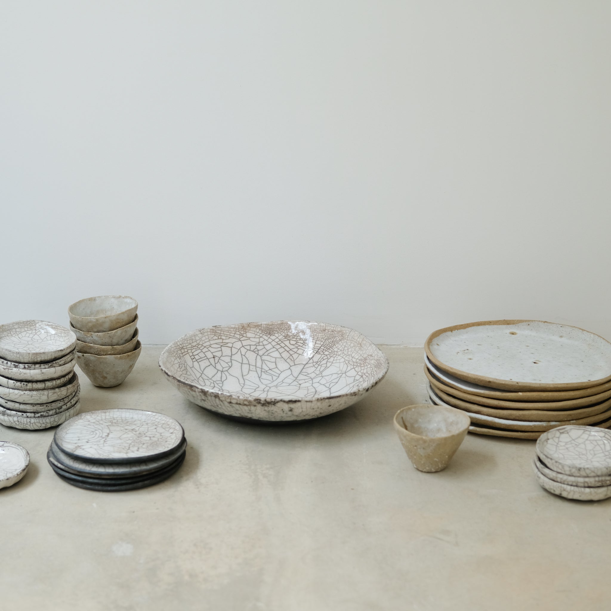 Assiette en terre glanée par la céramiste Potry chez Brutal Ceramics