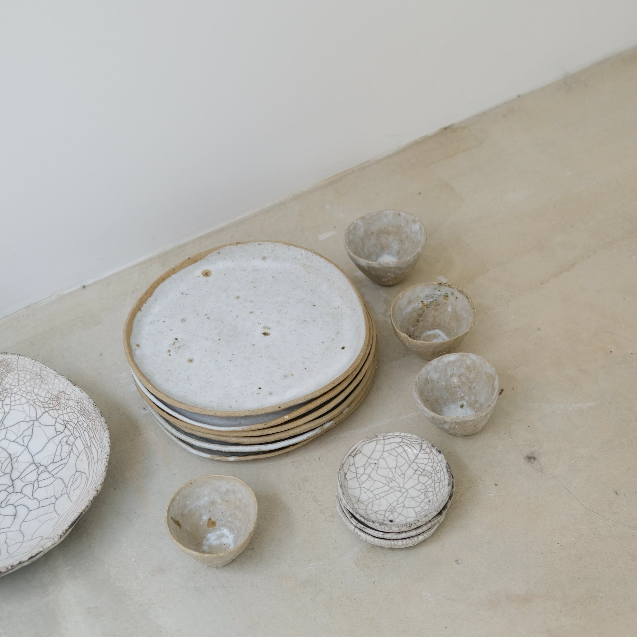 Tasse en terre glanée par la céramiste Potry chez Brutal Ceramics