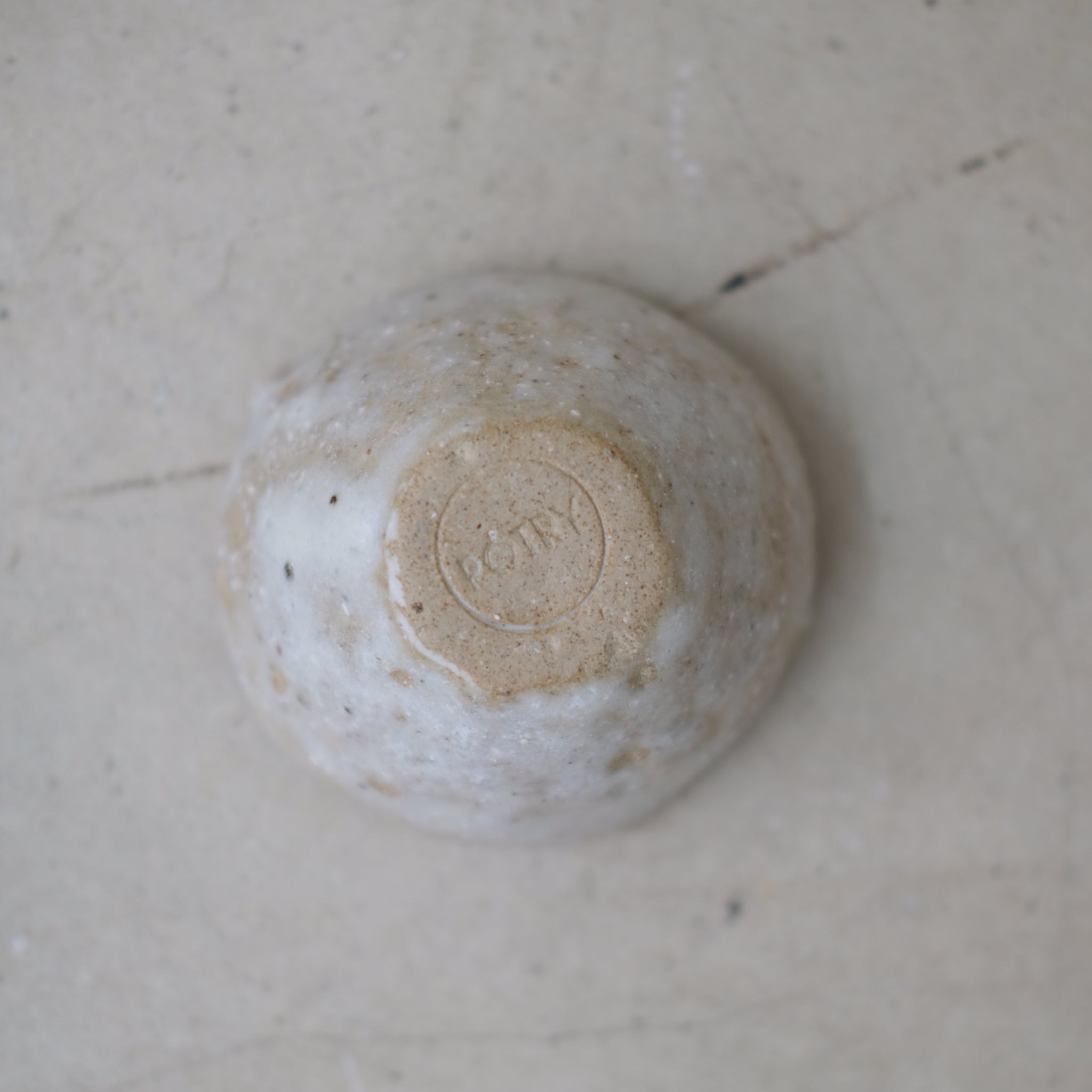 Tasse en terre glanée par la céramiste Potry chez Brutal Ceramics