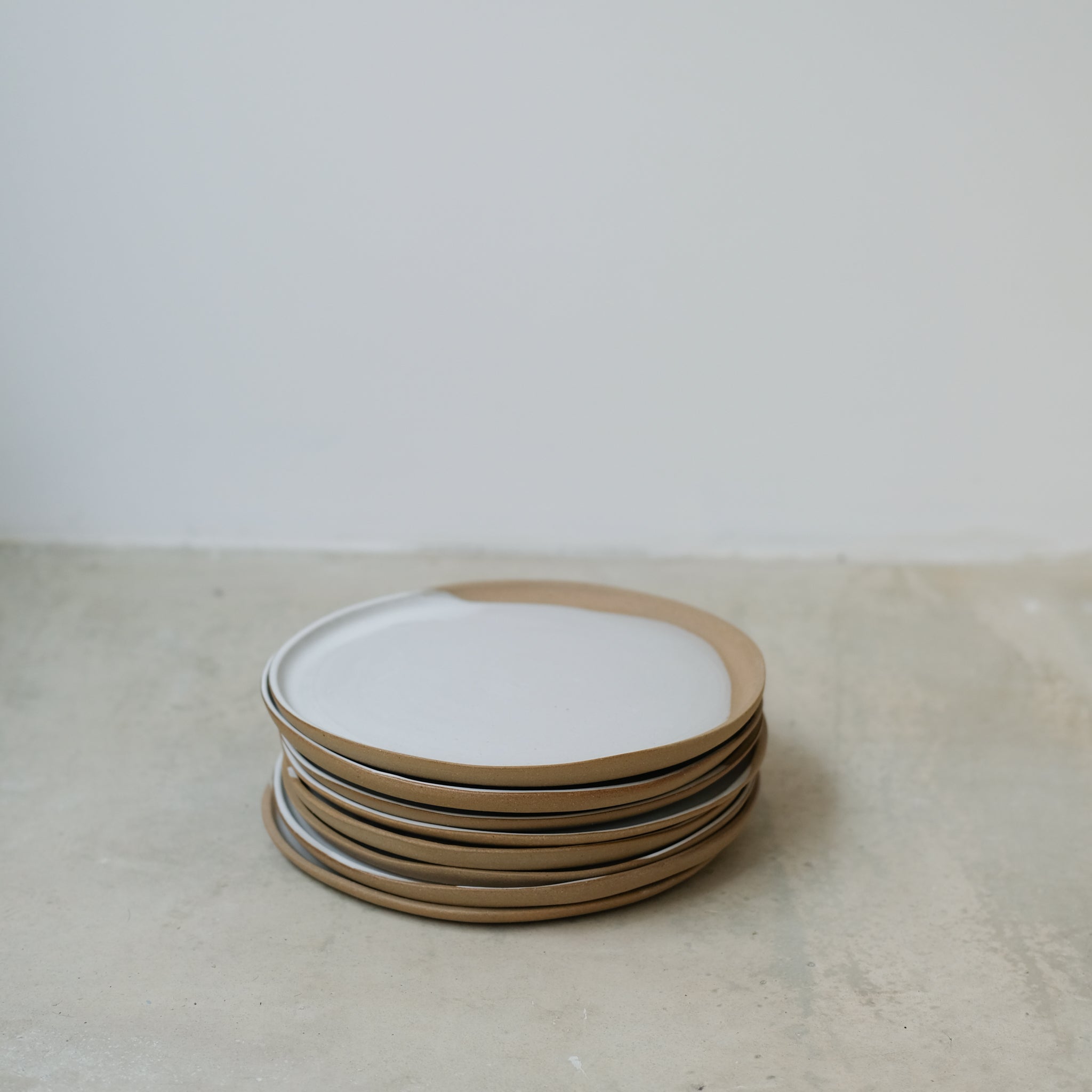 Assiette Ally en grès par la céramiste Tom and Folks chez Brutal Ceramics