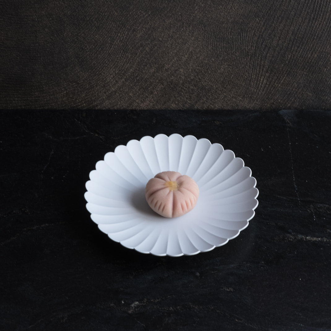 Petite assiette "chrysanthème" TY Palace de 1616 Arita, faite au Japon à Kyushu par Teruhiro Yanagihara