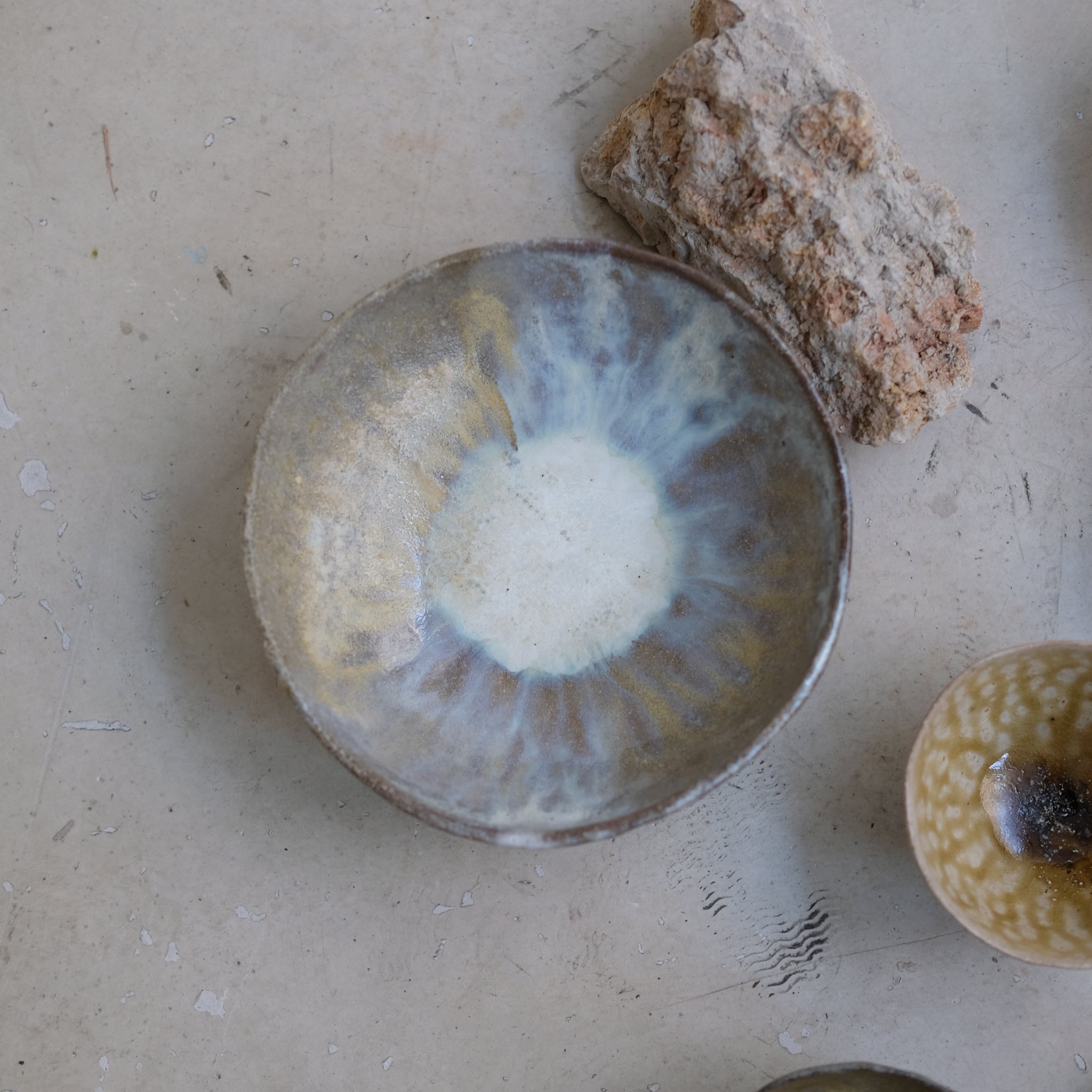 Assiette en terre glanée D16,5 cm / cosmique de Judith Lasry pour Brutal Ceramics