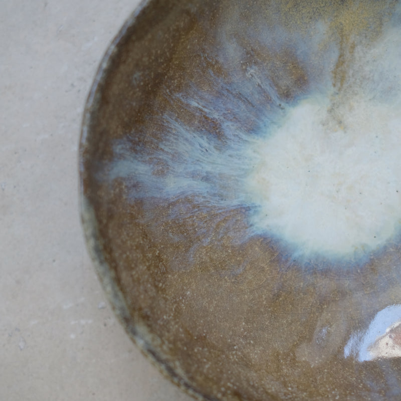 Assiette en terre glanée D16,5 cm / cosmique de Judith Lasry pour Brutal Ceramics