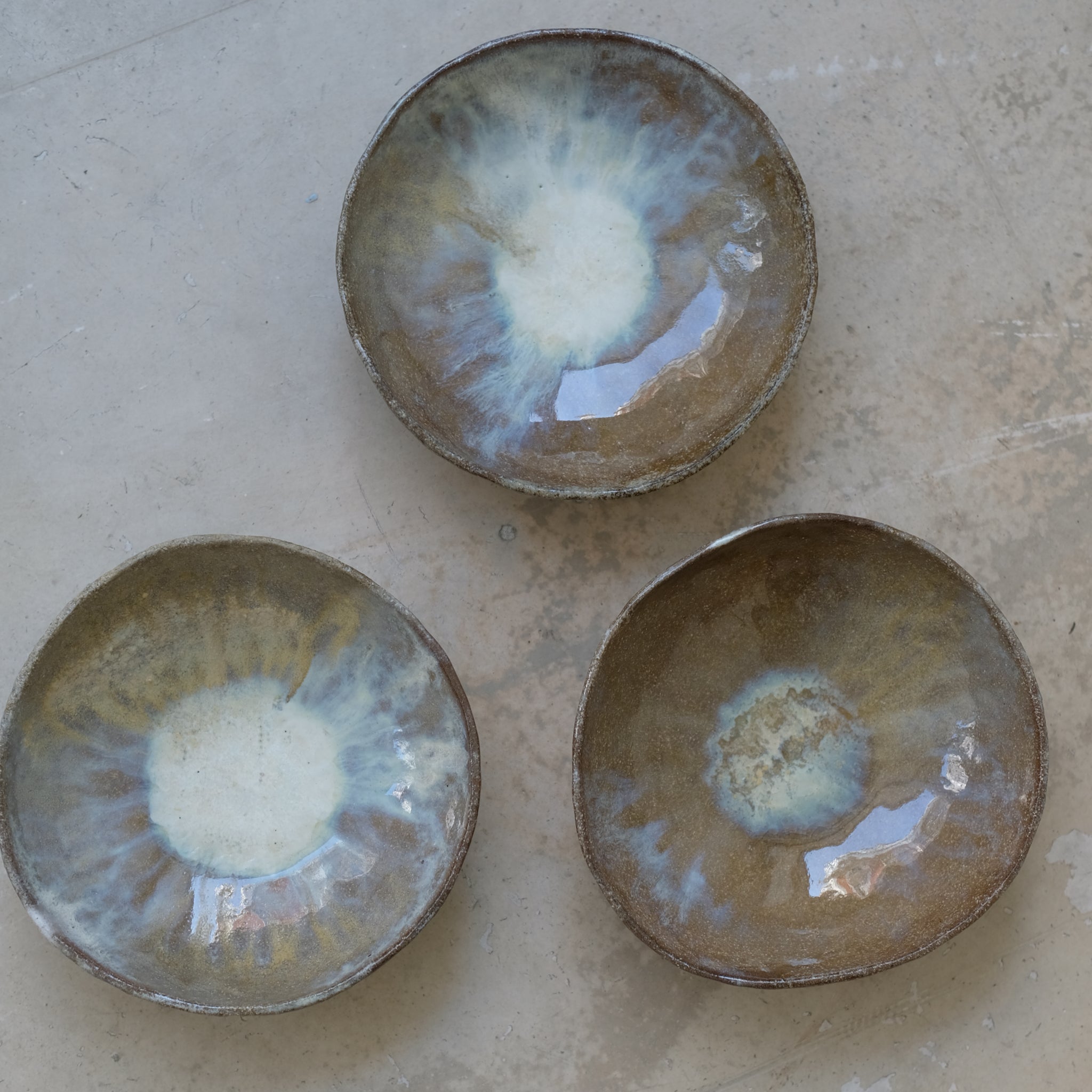 Assiette en terre glanée D16,5 cm / cosmique de Judith Lasry pour Brutal Ceramics