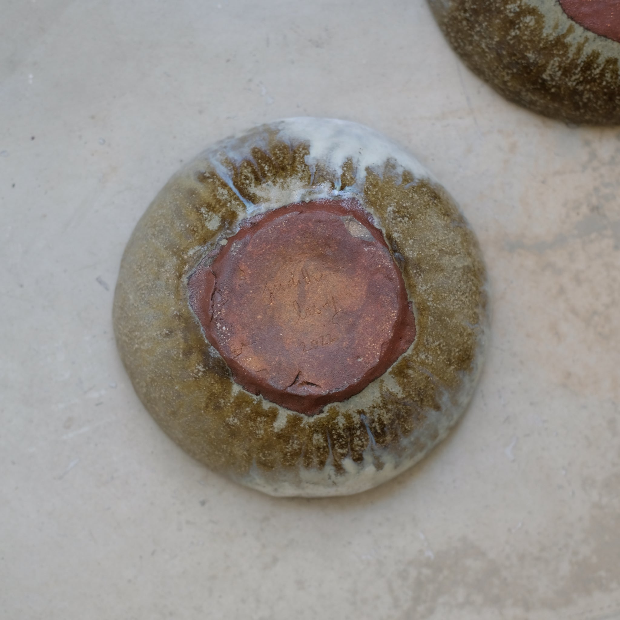 Assiette en terre glanée D16,5 cm / cosmique de Judith Lasry pour Brutal Ceramics