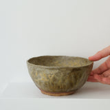 Bol en terre glanée D16 cm / Vert kaki mat de Judith Lasry chez Brutal Ceramics