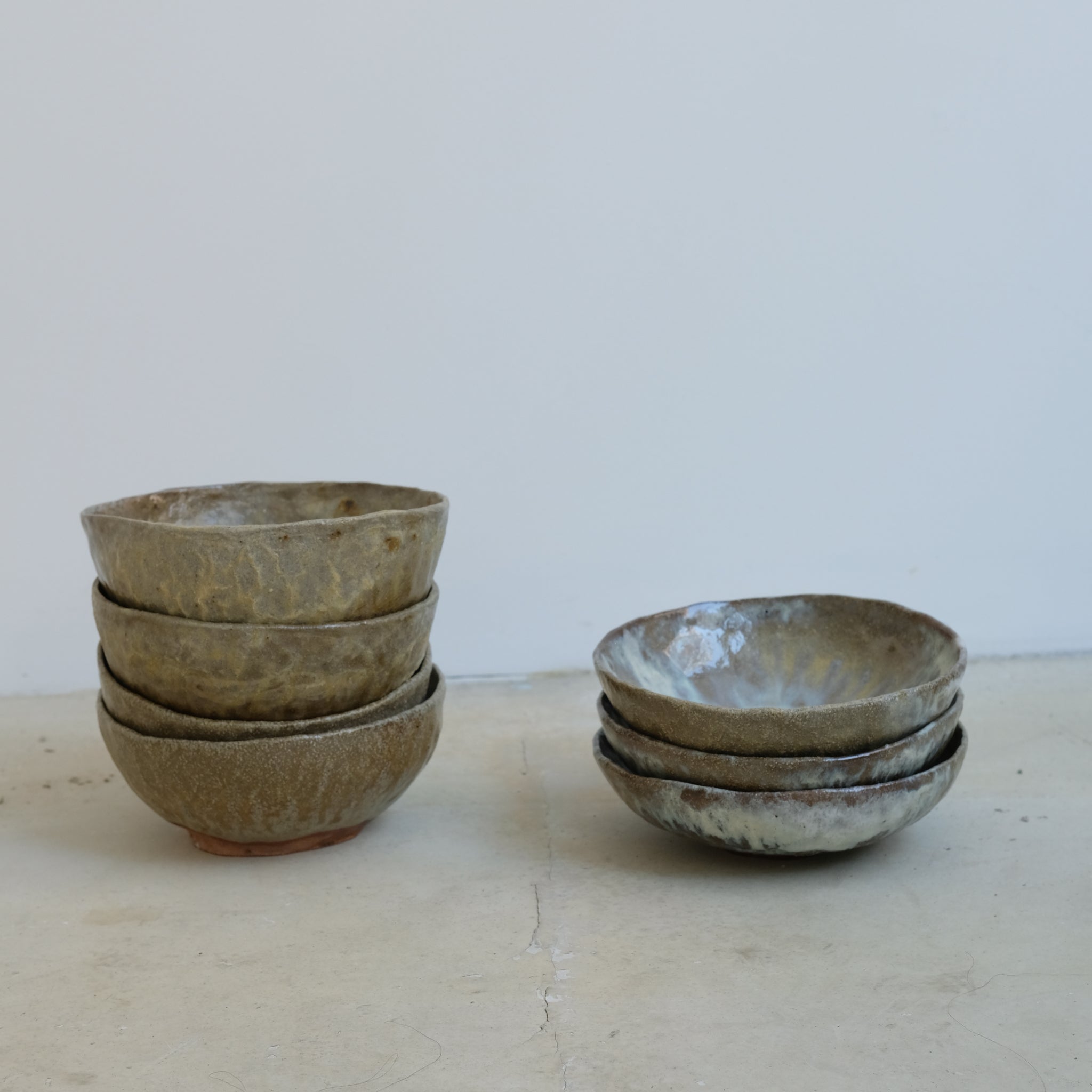 Assiette en terre glanée D16,5 cm / cosmique de Judith Lasry pour Brutal Ceramics