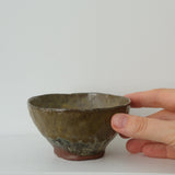 Bol en terre glanée D9,5 cm - Cuivre Kaki mat de Judith Lasry pour Brutal Ceramics