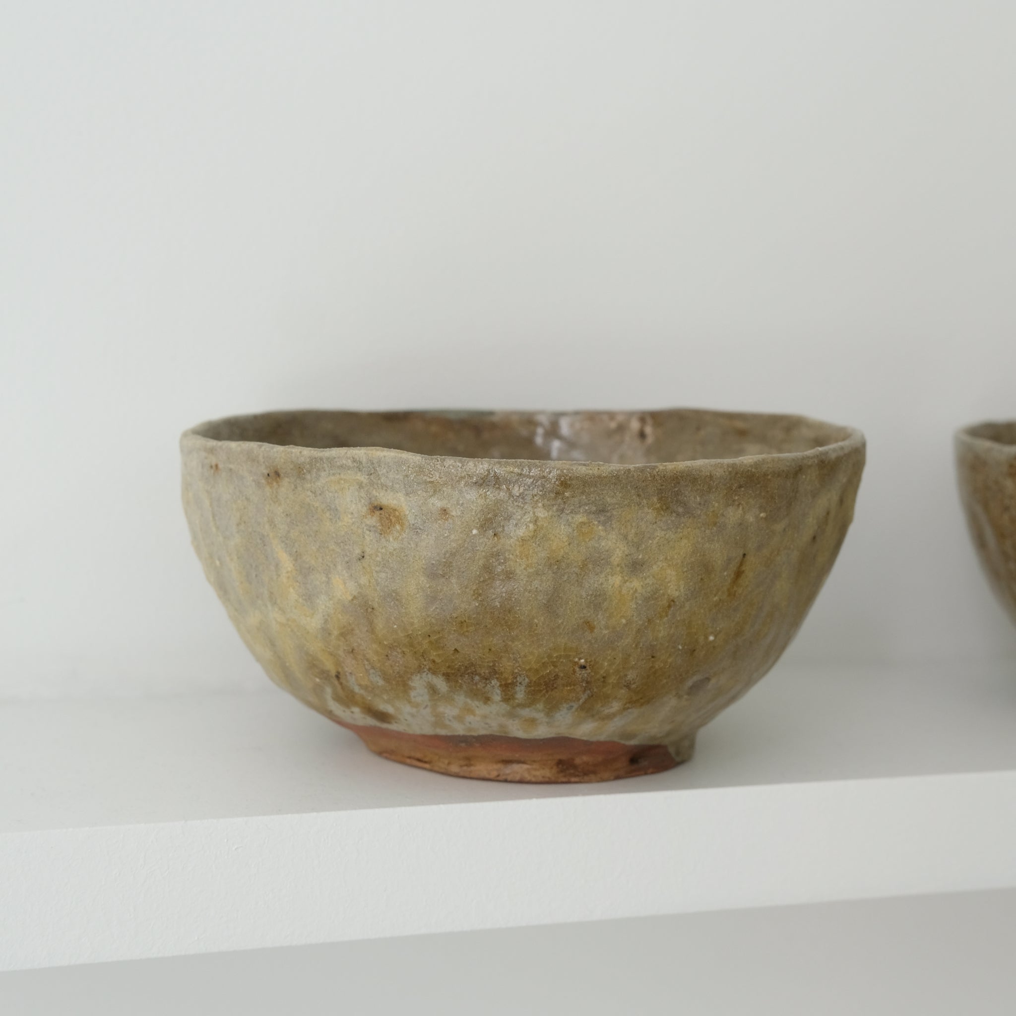 Bol en terre glanée D16 cm / Vert kaki mat de Judith Lasry chez Brutal Ceramics