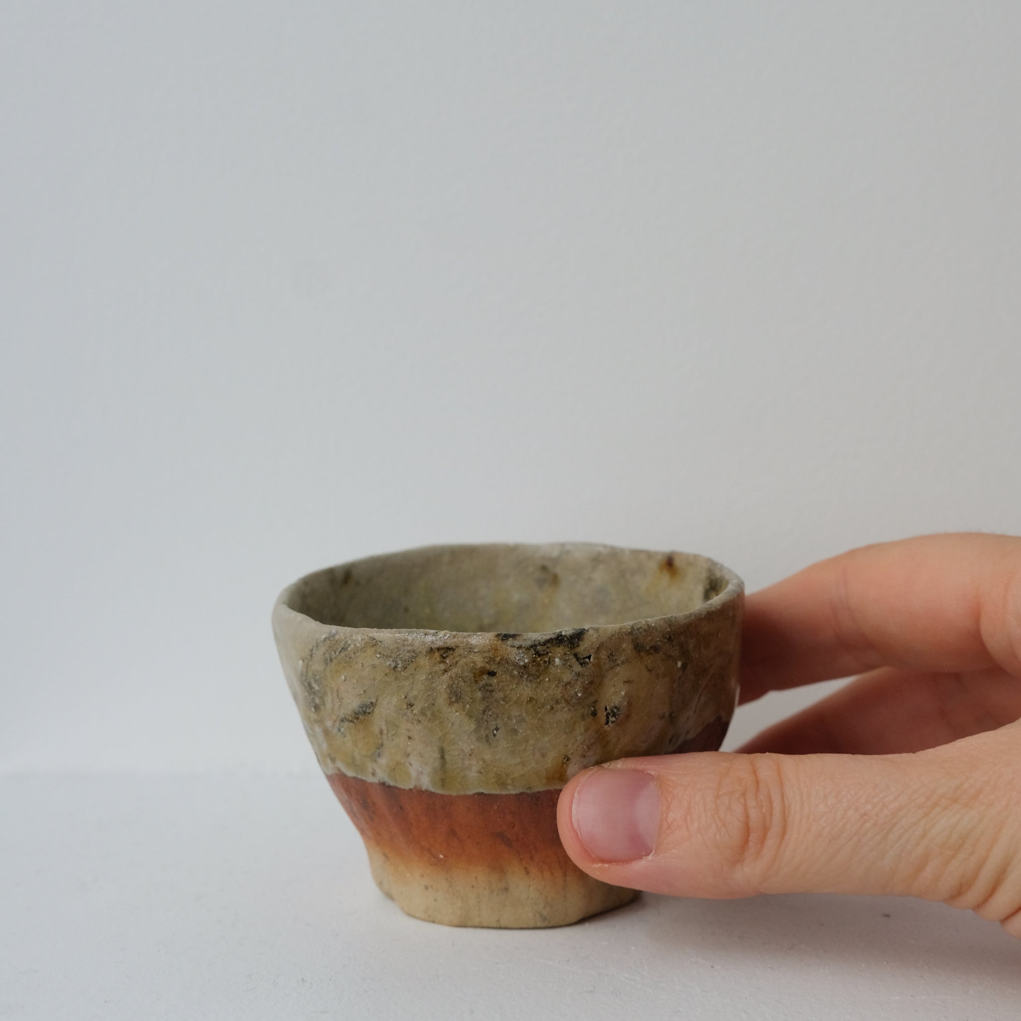 Tasse en terre glanée 60ml  - Vert Gris de Judith Lasry pour Brutal Ceramics