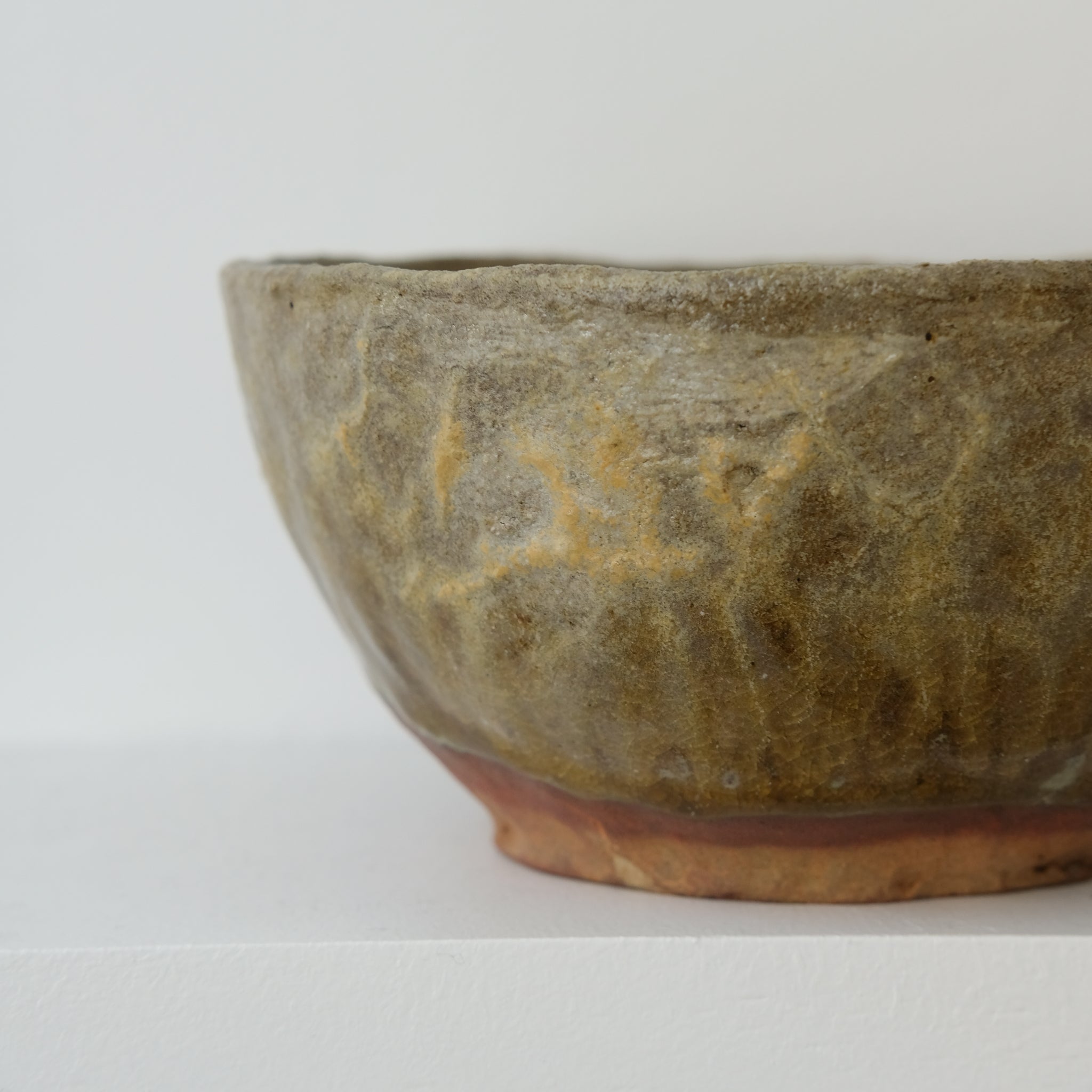 Bol en terre glanée D16 cm / Vert kaki mat de Judith Lasry chez Brutal Ceramics
