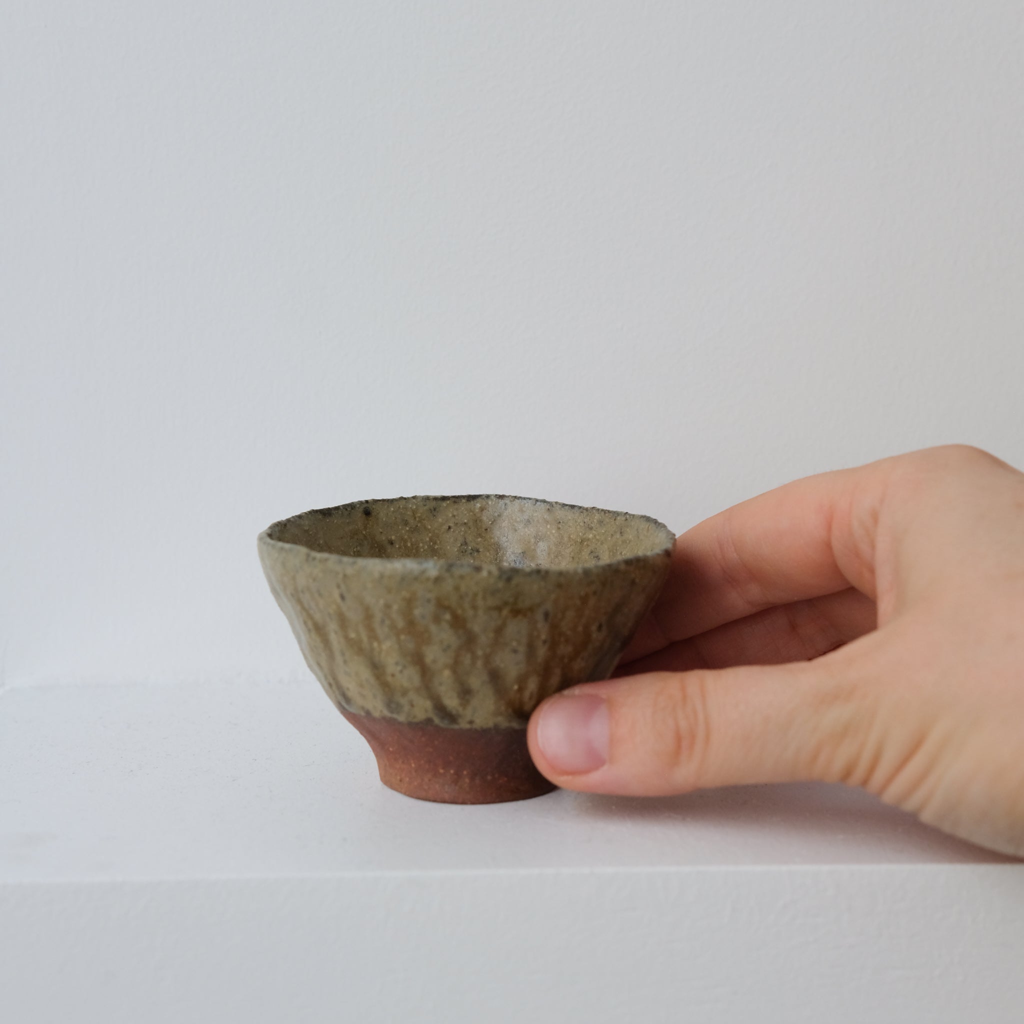 Tasse en terre glanée 60ml  - Vert de Judith Lasry pour Brutal Ceramics